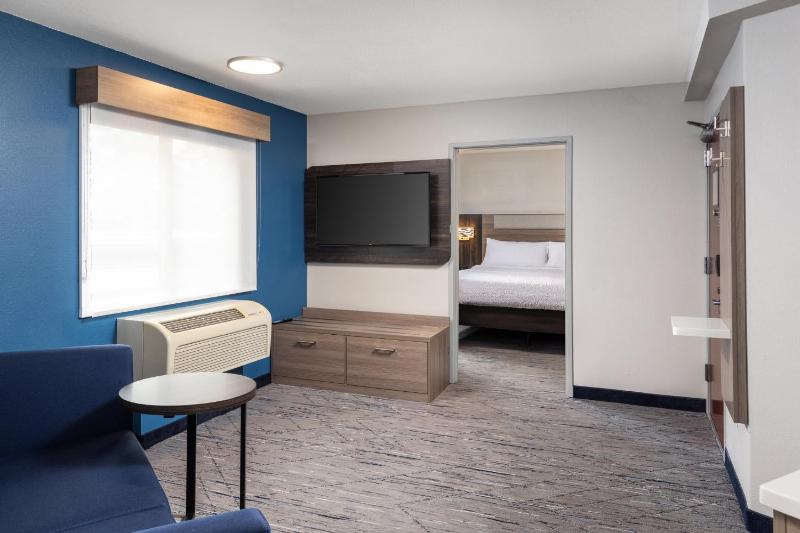 King Suite with Sofa Bed image 3