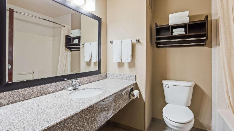 King Room with Spa Bath and Wet Bar - Non-Smoking image 2