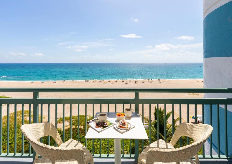 Junior King Suite with Oceanfront image 3