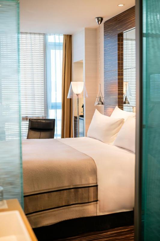 Deluxe Front Room image 1