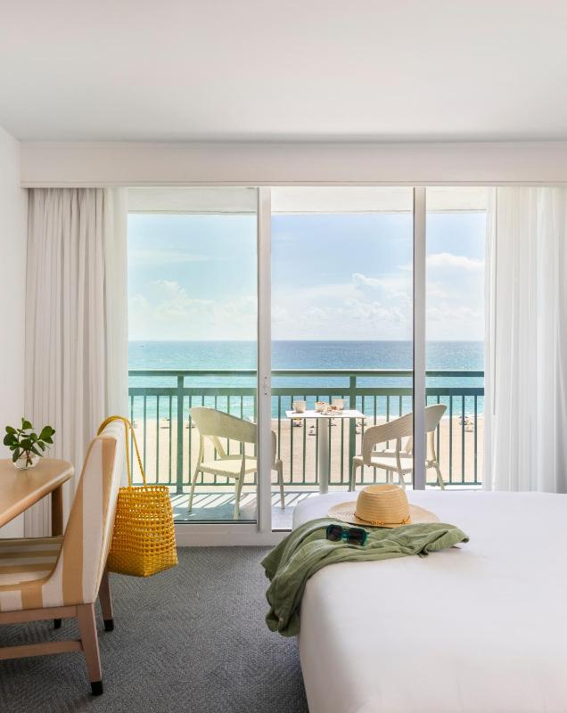 Corner King Room - Oceanfront image 1