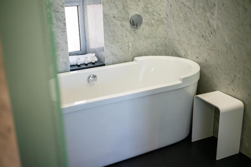 Junior Corner Suite image 1