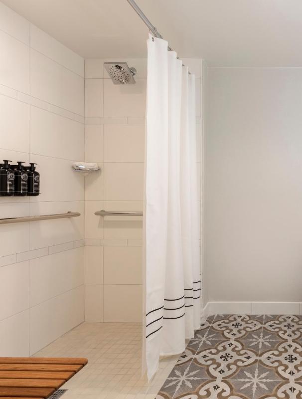 King Room with Roll-In Shower - Mobility Access image 2