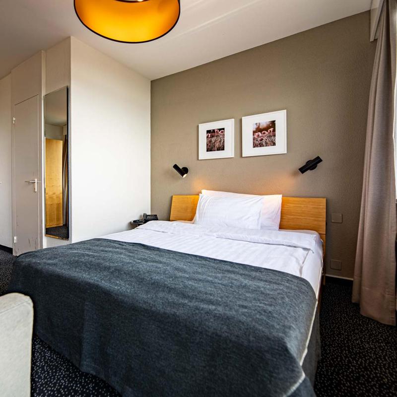 Queen Room with Balcony image 3