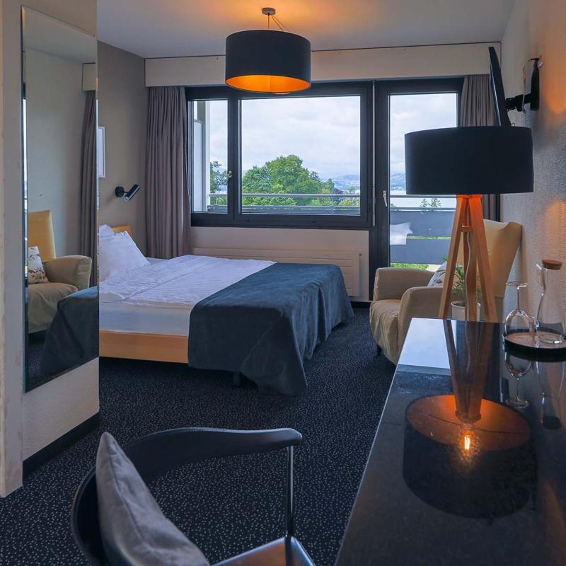 Queen Room with Balcony image 2