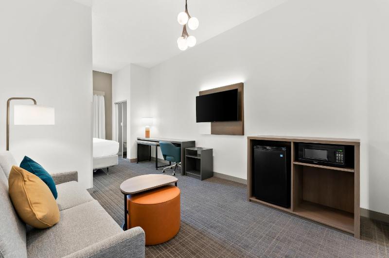King Suite - Accessible/Non-Smoking image 3