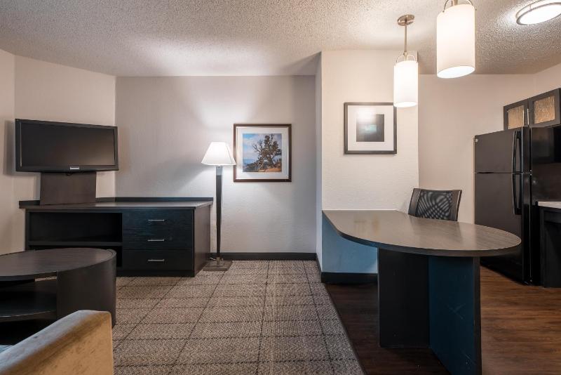 One-Bedroom Queen Suite with Roll-In Shower - Mobility Accessible image 3
