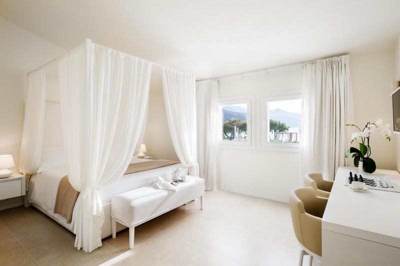 One-Bedroom Suite with Sea View image 4