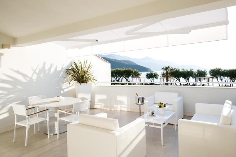 One-Bedroom Suite with Sea View image 3