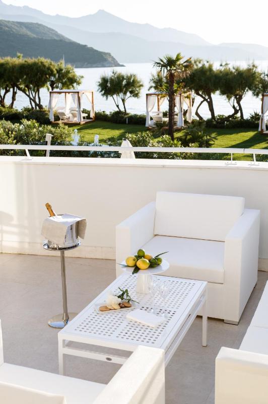 One-Bedroom Suite with Sea View image 1