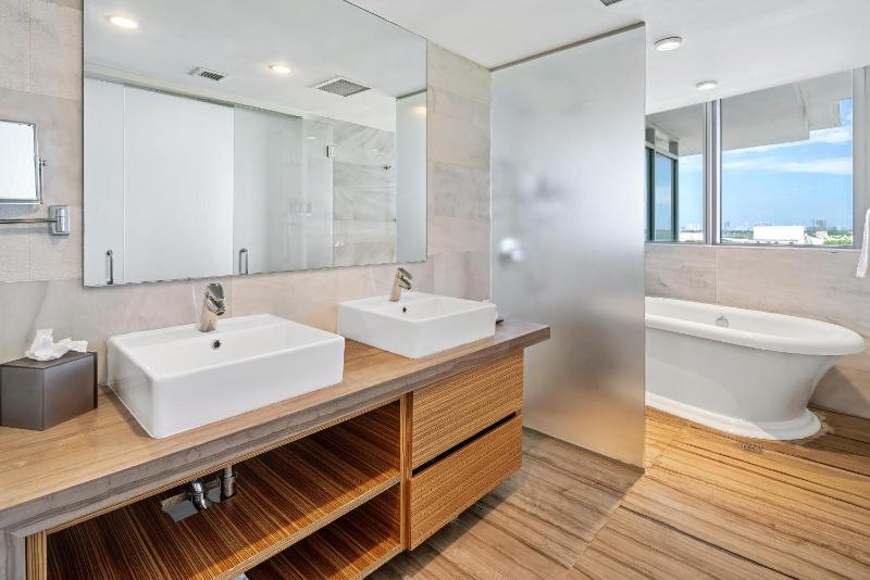 Deluxe Room with Two Double beds and Balcony - Bay View image 4