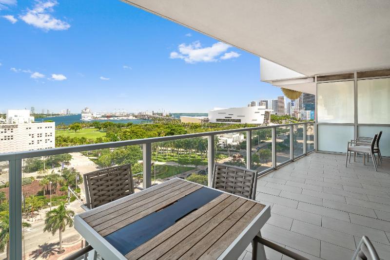 Deluxe Bay View King with Balcony image 4
