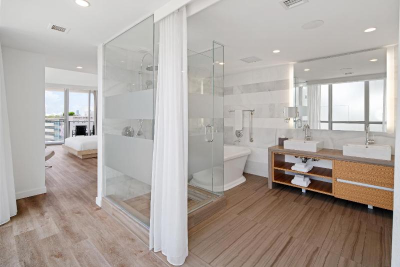 Corner Bay View Jr Suite King with Balcony image 3