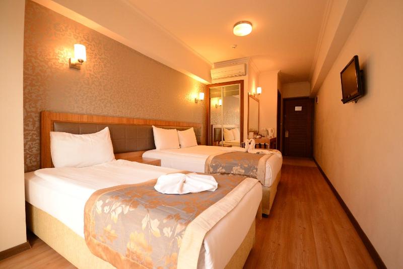 Superior Triple Room image 4