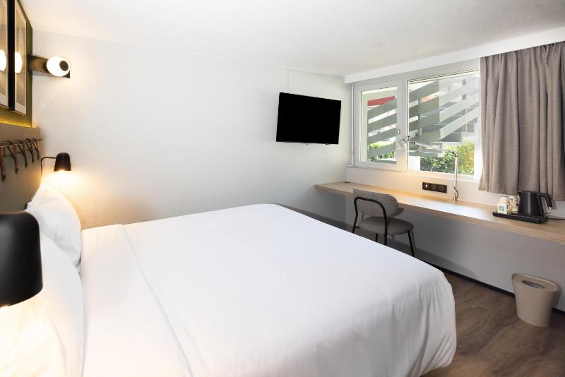 Standard Room - 1 Queen Bed image 2