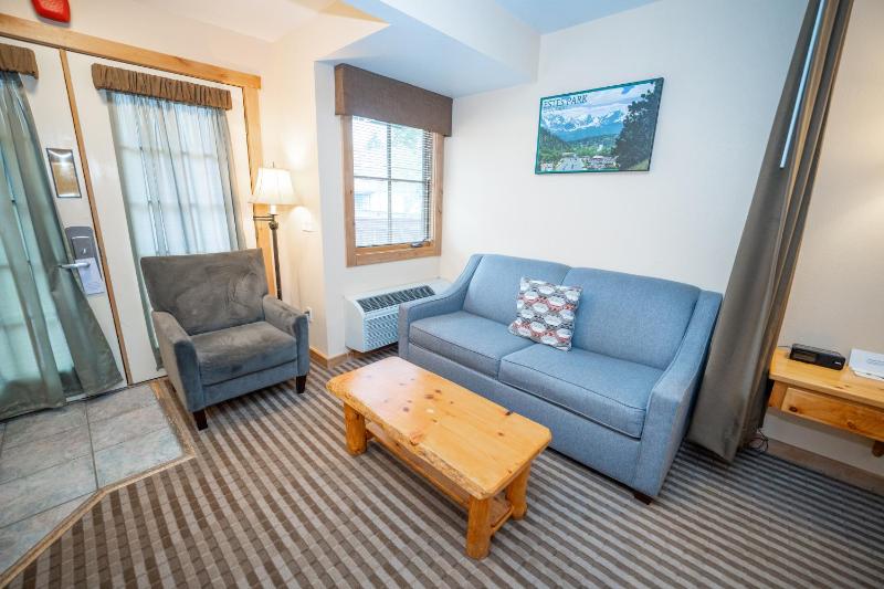 Deluxe King Room image 3