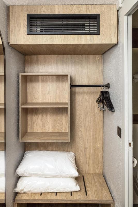 Standard Room - 1 Queen Bed image 3