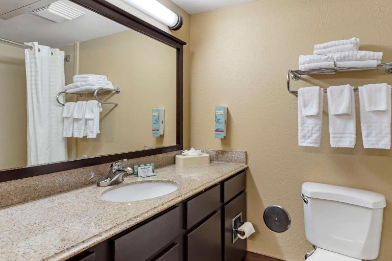 Queen Suite with Two Queen Beds - Non-Smoking image 2
