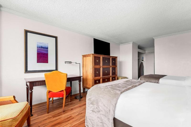Double Room with Two Double Beds - Disability Access image 4