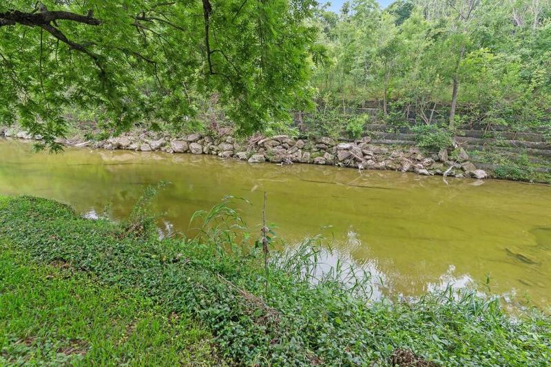 Very Cozy Home On a Creek - Sleeps 8 - image 6