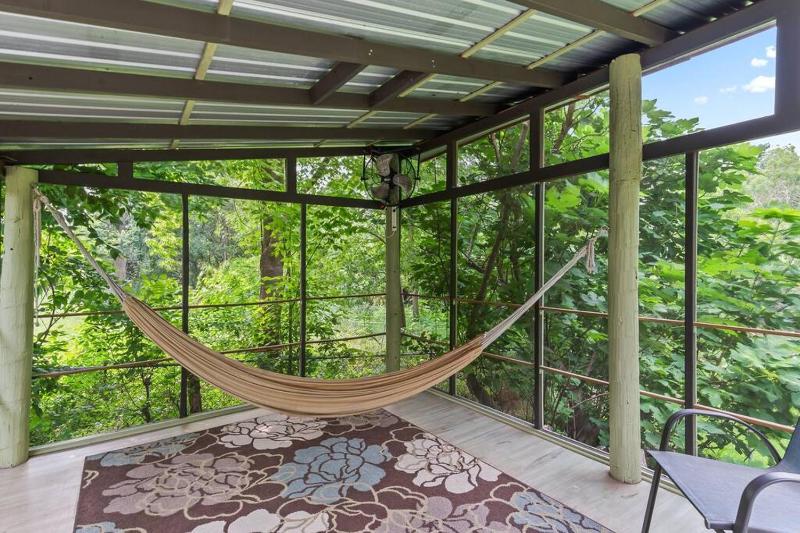 Very Cozy Home On a Creek - Sleeps 8 - image 2