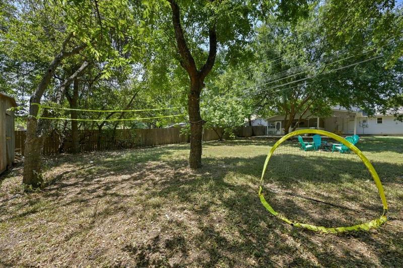 Luxury 5BD 5min DownTown Airport and Firepit BBQ - image 4