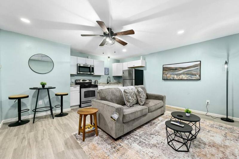 Luxury 5BD 5min DownTown Airport and Firepit BBQ - image 7