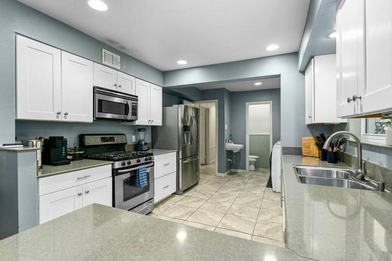 Luxury 5BD 5min DownTown Airport and Firepit BBQ - image 15