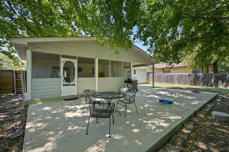 Luxury 5BD 5min DownTown Airport and Firepit BBQ - image 9