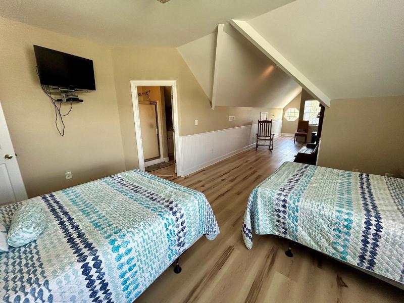 Six-Bedroom House image 3