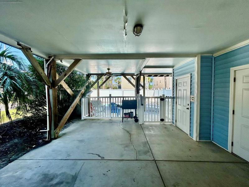 Six-Bedroom House image 2