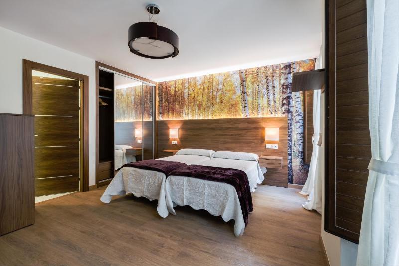 Twin Room with Private Bathroom image 1