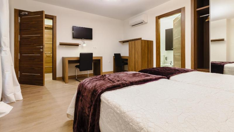 Twin Room with Private Bathroom image 2