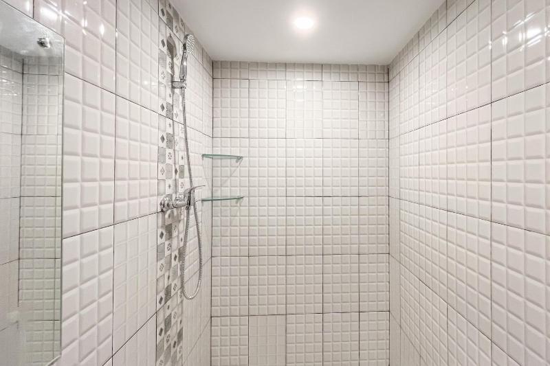 Simply Look Studio at 21st Floor De Prima Apartment By Travelio - image 14