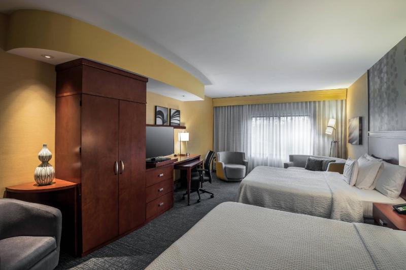 Deluxe Queen Room with Two Queen Beds image 4