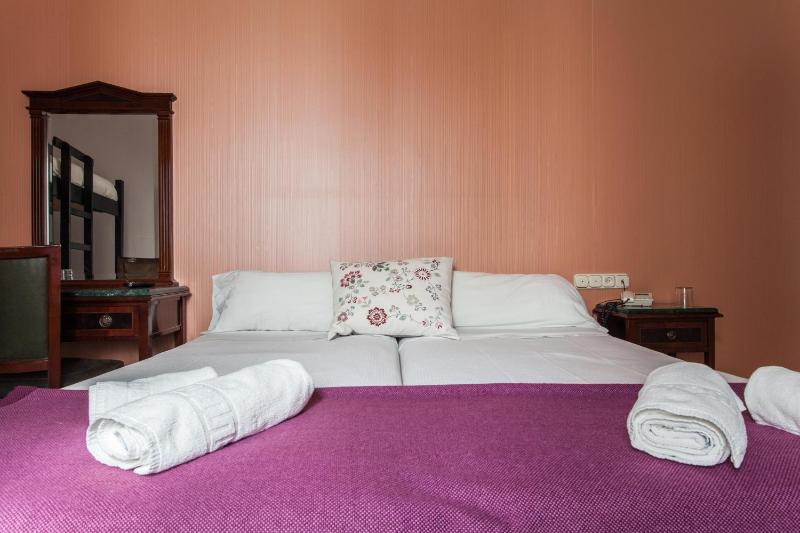 Twin Room with Bathroom image 4