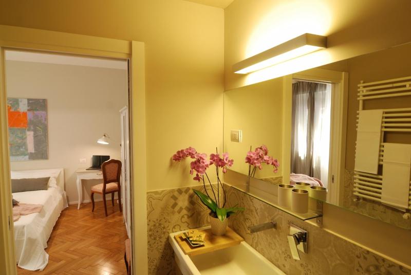 Double Room image 3