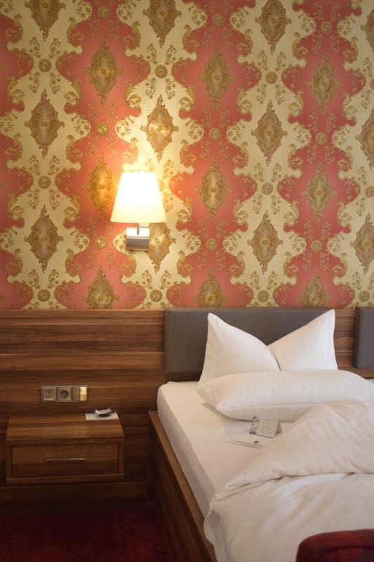 Single Room with Bathroom image 4