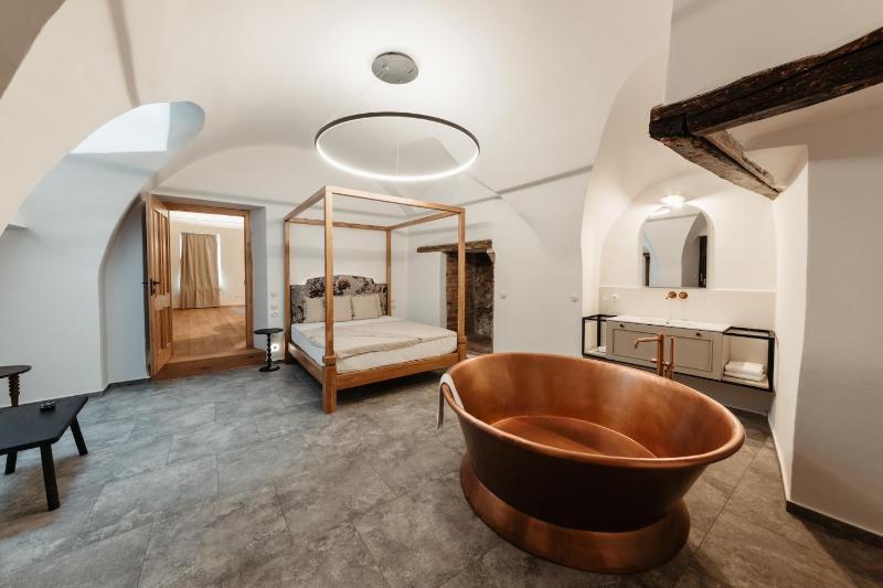 Deluxe Suite with Bath Tub image 4