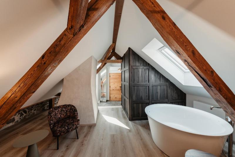 Deluxe Double Room with Bath image 2