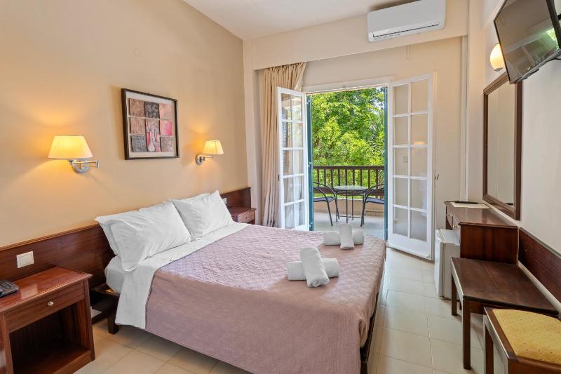 Double or Twin Room with Pool View image 4