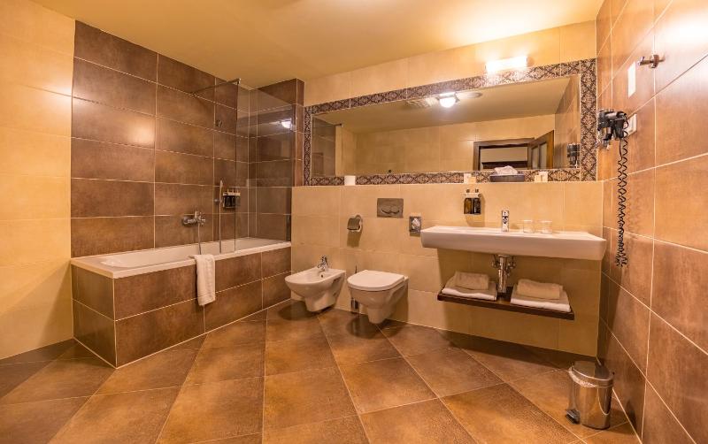 Deluxe Double Room with free Wellness Access image 3