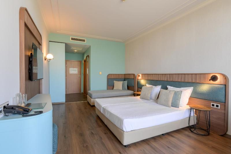 Deluxe Triple Room image 3