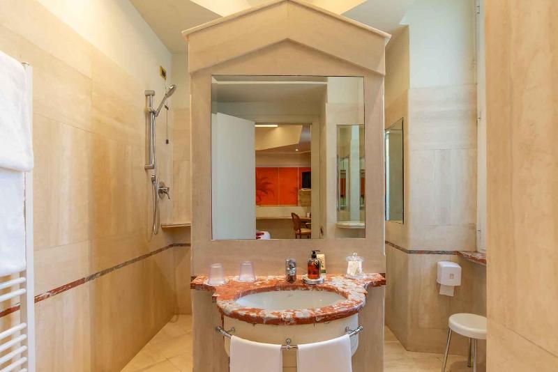 Superior Double Room image 3