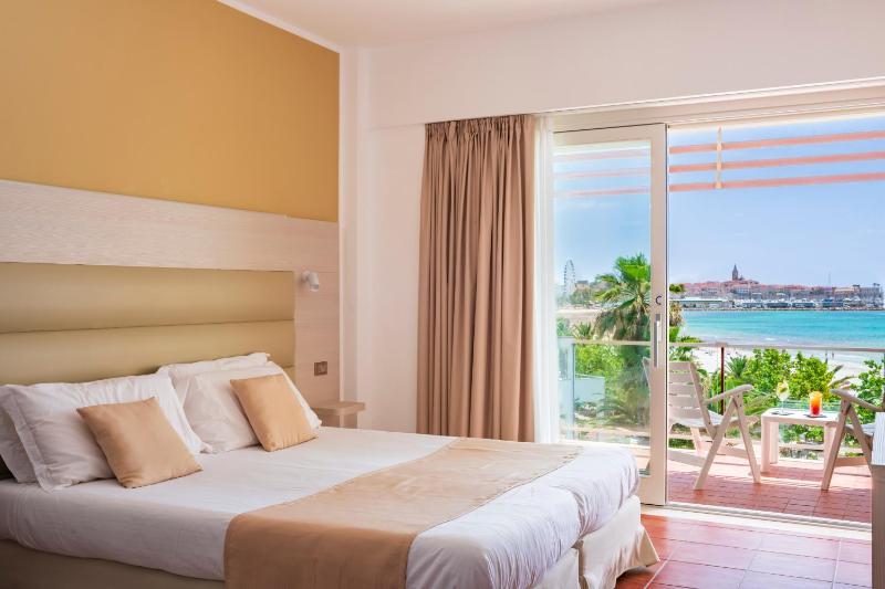  Double Room with Sea or Pool View  image 3