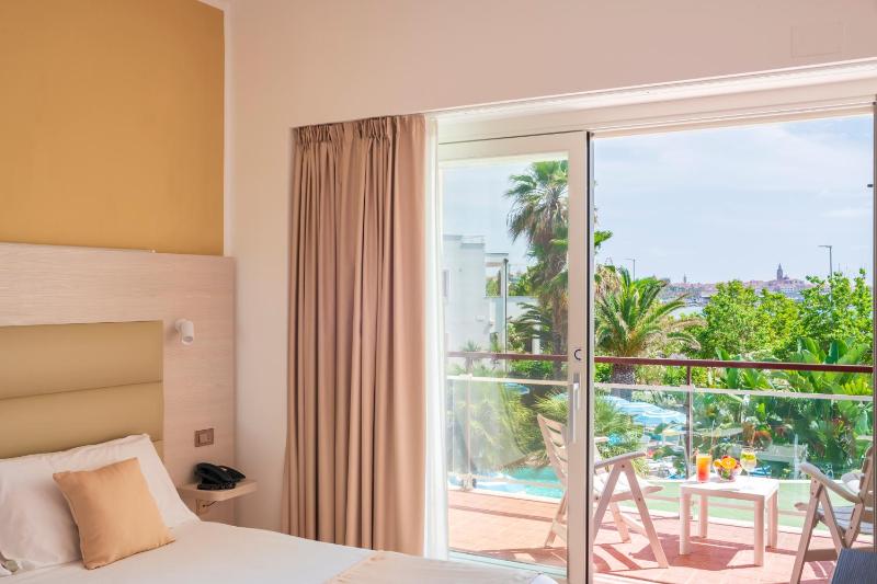  Double Room with Sea or Pool View  image 4