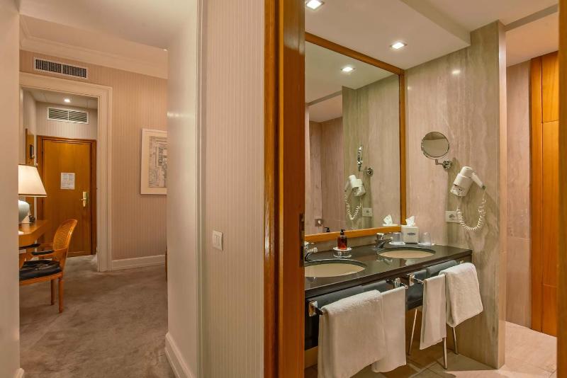 Two Connecting Double Rooms image 2