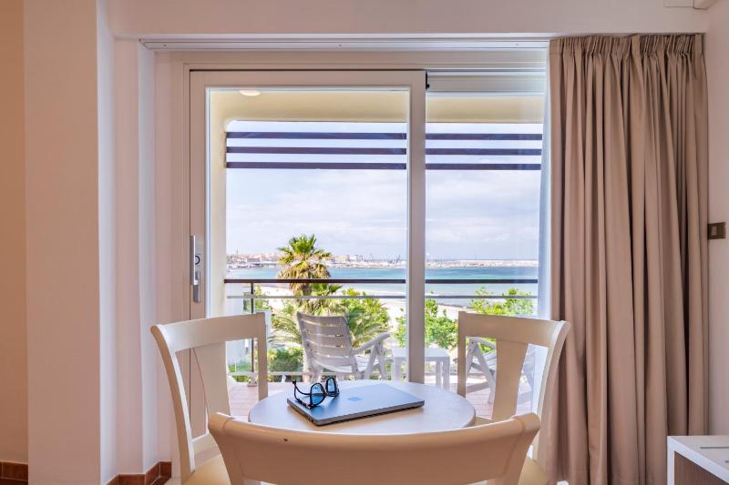 Quadruple Room with Sea or Pool View image 3