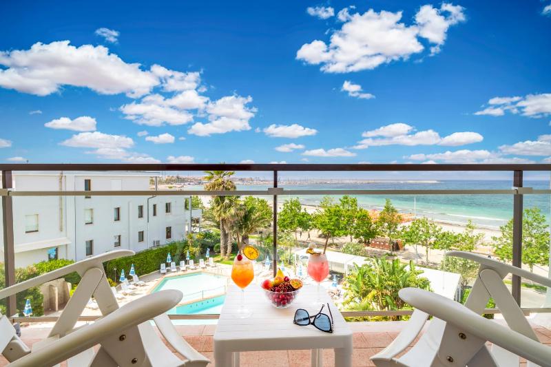  Double Room with Sea or Pool View  image 1