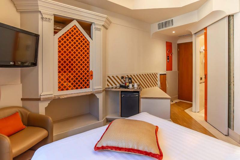 Double Room image 4